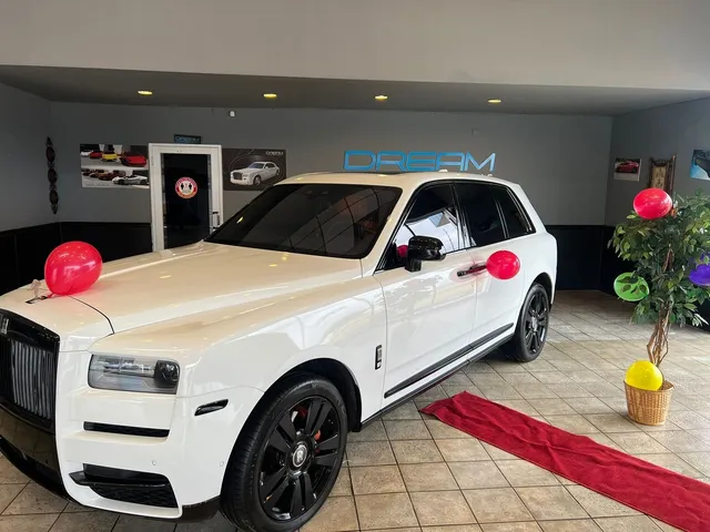 Rolls-Royce Cullinan with Starlight Headliner exterior with tinted windows for Rolls-Royce car rental in Southfield, MI
