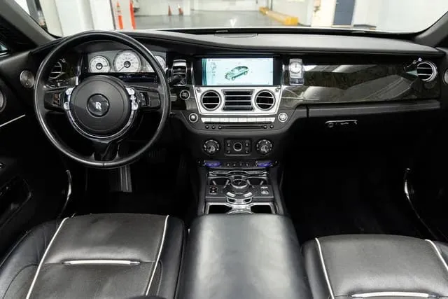 Silver Rolls-Royce Dawn, photo 5 for wedding car rental