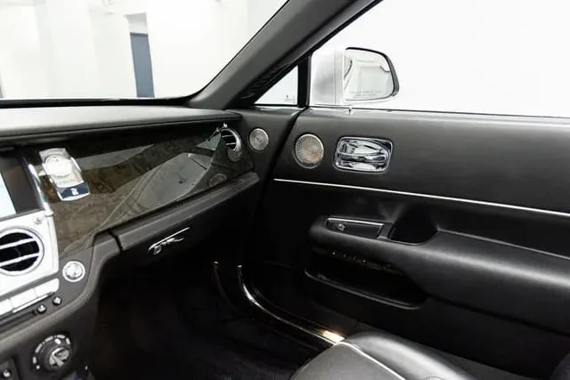 Silver Rolls-Royce Dawn, photo 6 for wedding car rental