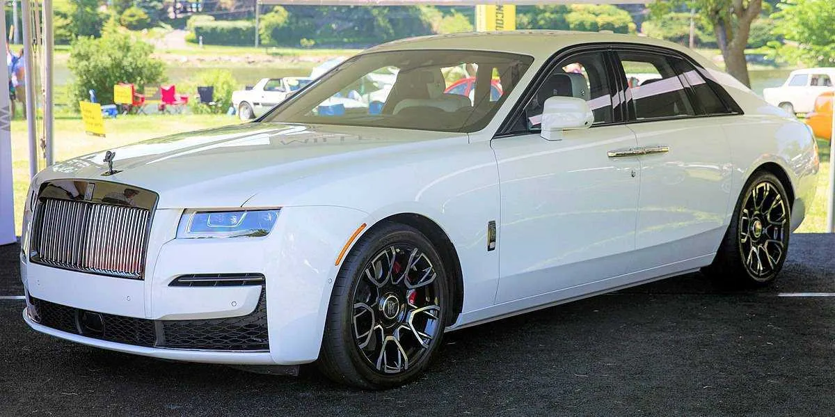 White Rolls Royce Ghost exterior, photo 2 for wedding car rental in Fostoria, IA