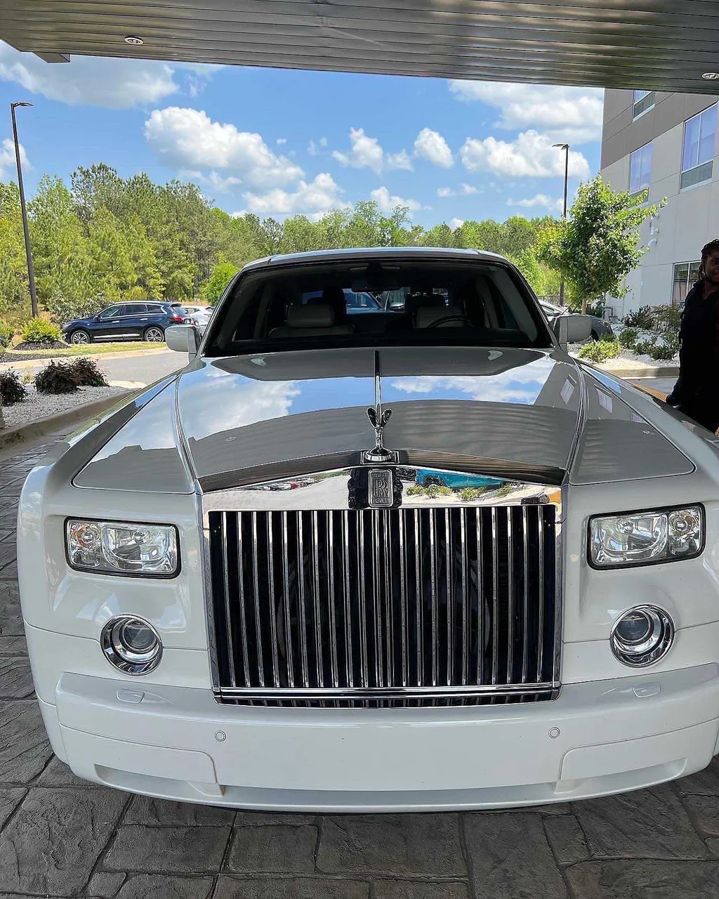 White Rolls Royce Phantom exterior, photo 4 for rolls-royce car rental