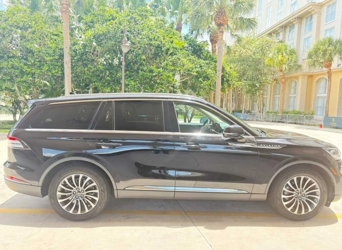 Black Lincoln Aviator SUV exterior for airport transfers Black Lincoln Aviator SUV exterior for airport transfers