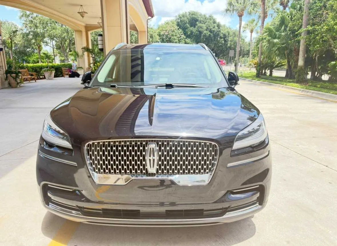Black Lincoln Aviator SUV for airport transfers