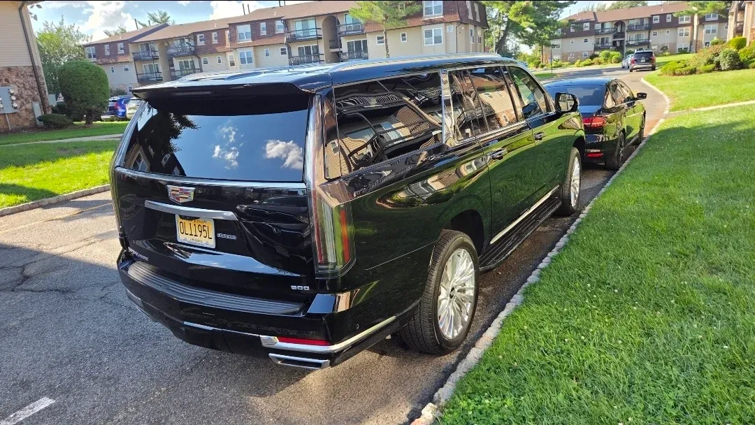 Black SUV Limos for airport transfers