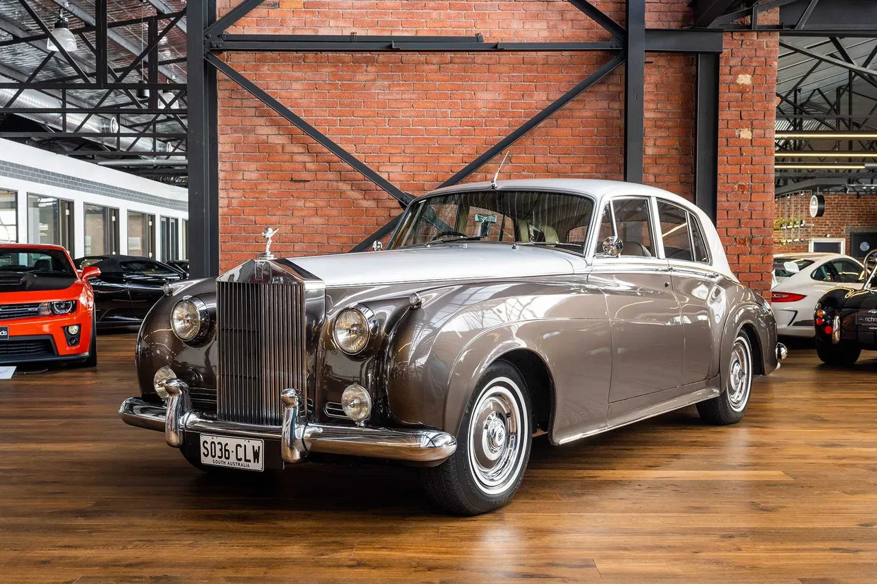 Gray Vintage Rolls Royce 1959 exterior, photo 2 for classic car rental