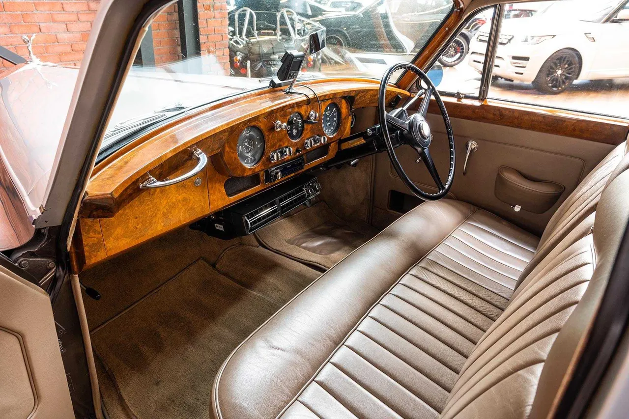 Vintage Rolls Royce 1959 interior, photo 4 for classic car rental