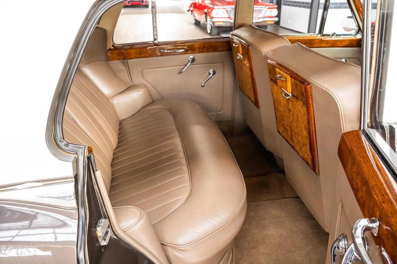 Vintage Rolls Royce 1959 interior, photo 5 for classic car rental