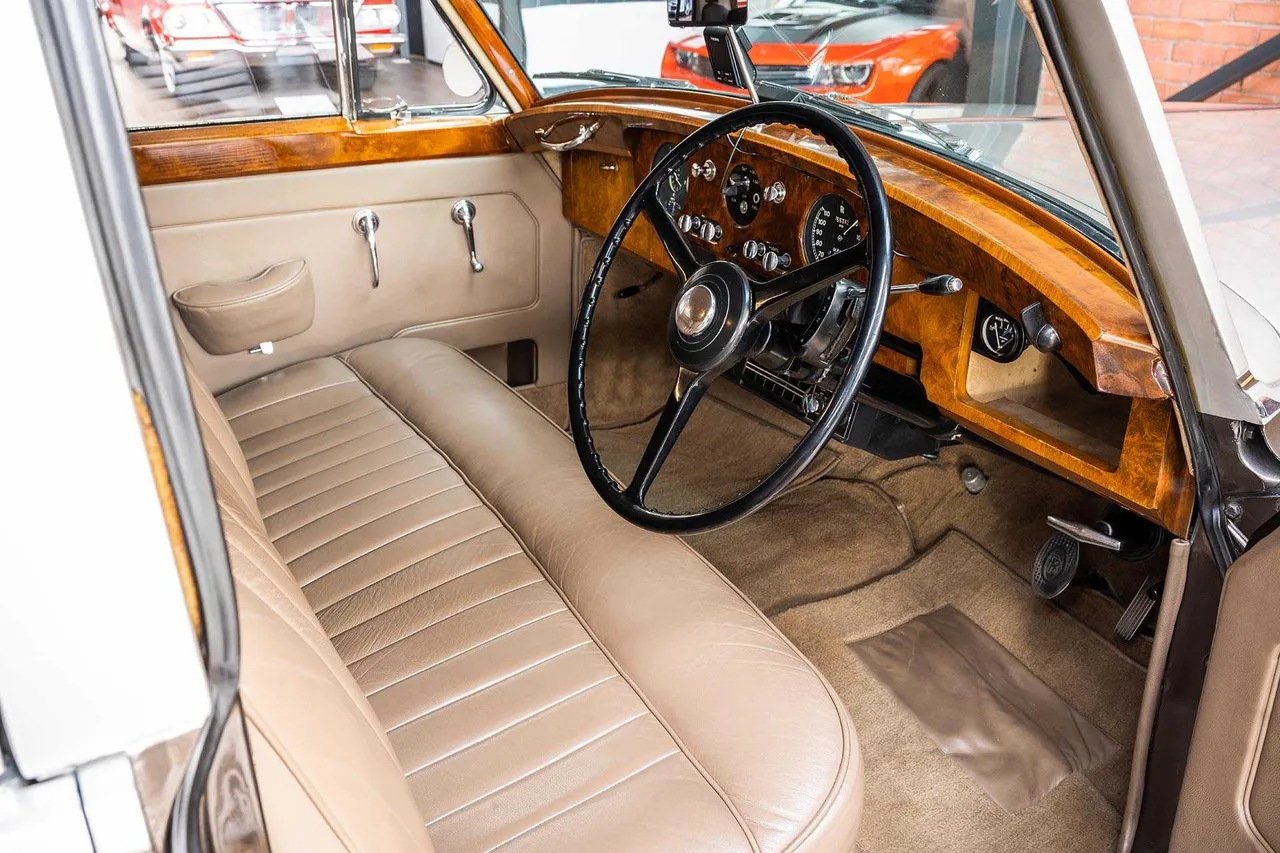 Vintage Rolls Royce 1959 interior, photo 6 for classic car rental
