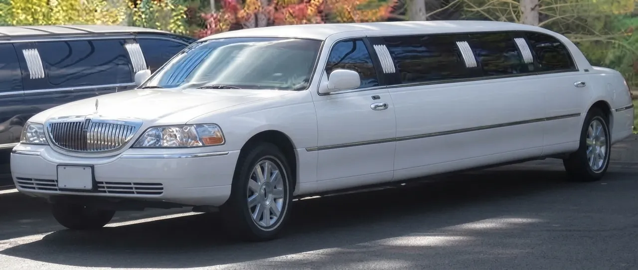White Lincoln Town Car Limousine for limo rental White Lincoln Town Car Limousine for limo rental