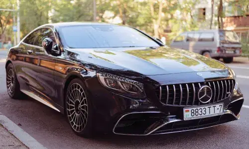 Black Mercedes-Benz coupe